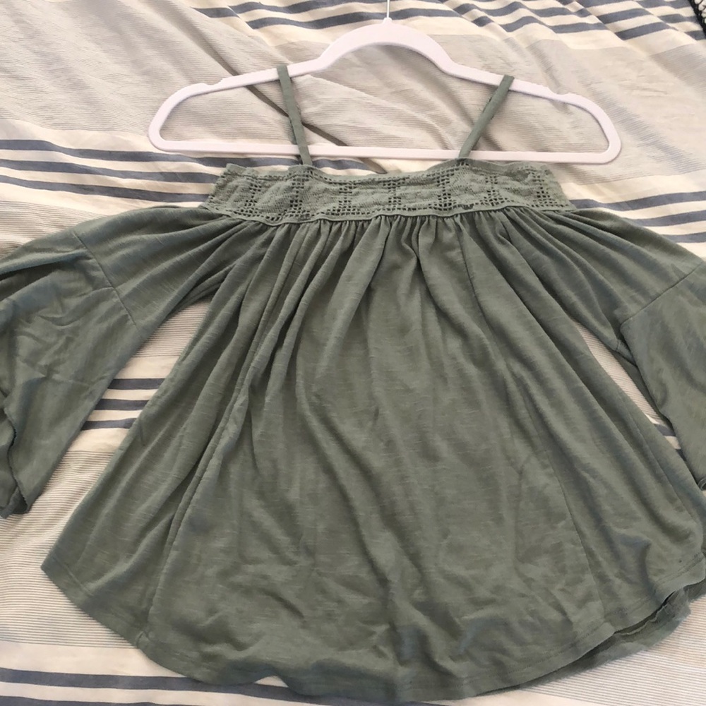 Off the shoulder w/straps Flowy shirt